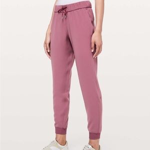 Lululemon on the fly joggers woven in misty merlot